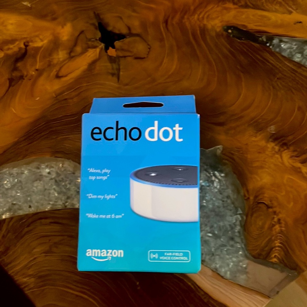 Amazon echo dot (2nd Generation), power adapter (9W) and Micro USB Cable.